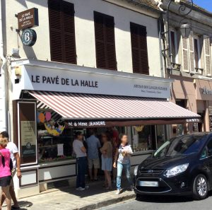 Boulangerie Le Pavé de la Halle, Milly-la-Forêt, enseigne éclairée