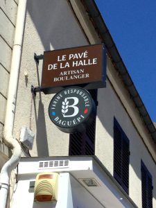 Boulangerie Le Pavé de la Halle, Milly-la-Forêt, enseigne drapeau